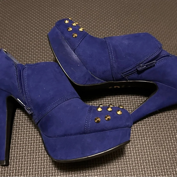 Royal Blue Suede studded heels G by Guess size 9 - Picture 2 of 7